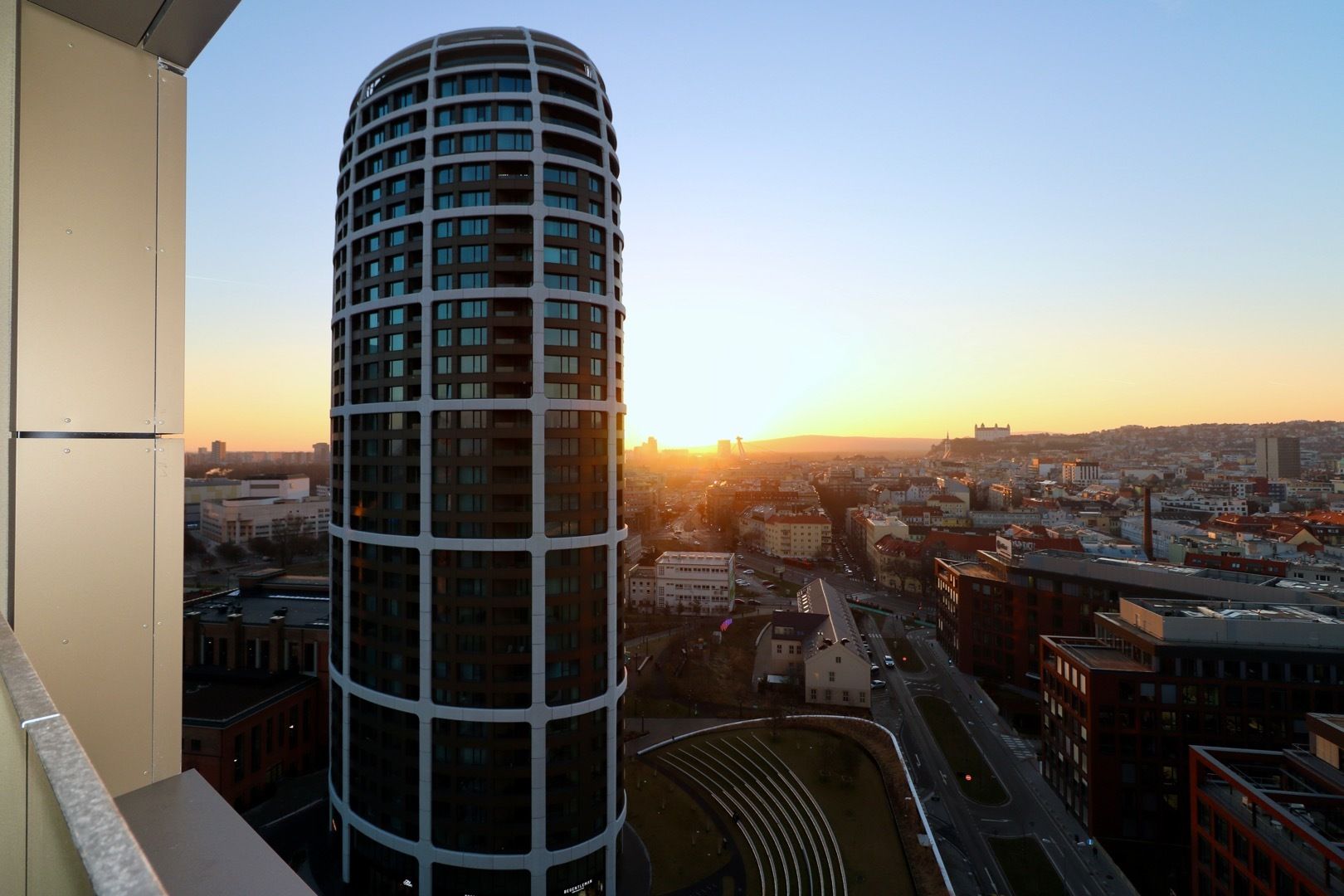 FOR RENT - SKYPARK 1-bedroom apartment, castle view, 16th floor