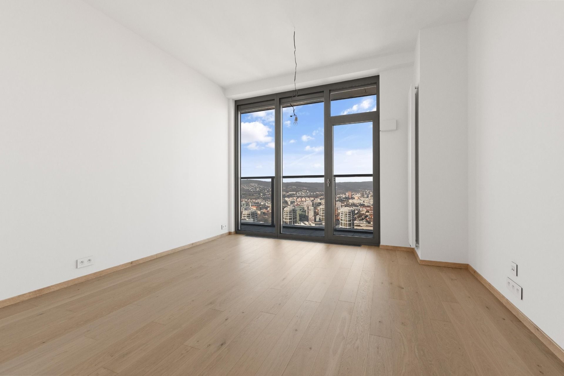 NUERA︱EUROVEA TOWER - Penthouse 3-bed. apt. Danube view, 44th