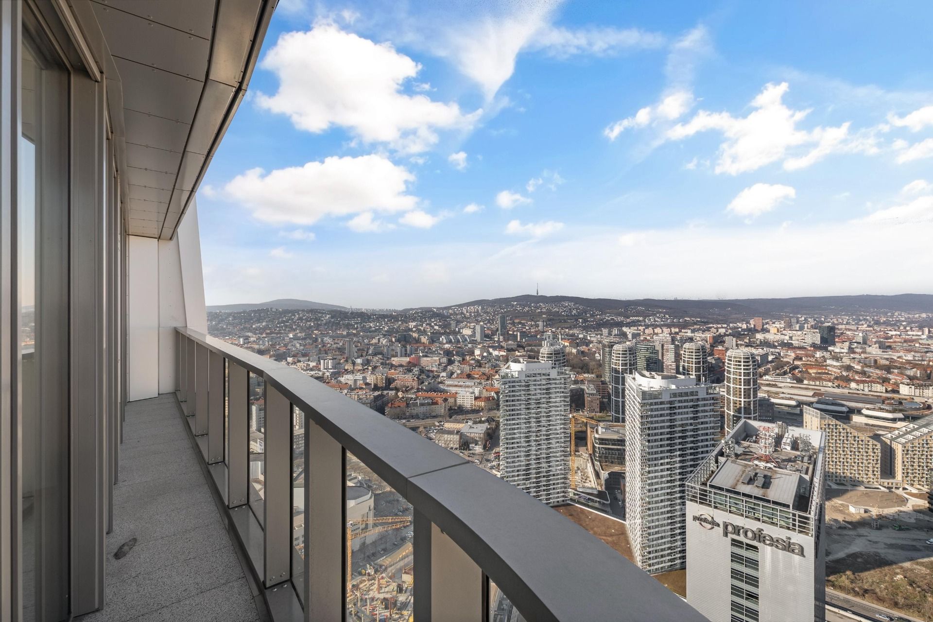 NUERA︱EUROVEA TOWER - Penthouse 3-bed. apt. Danube view, 44th
