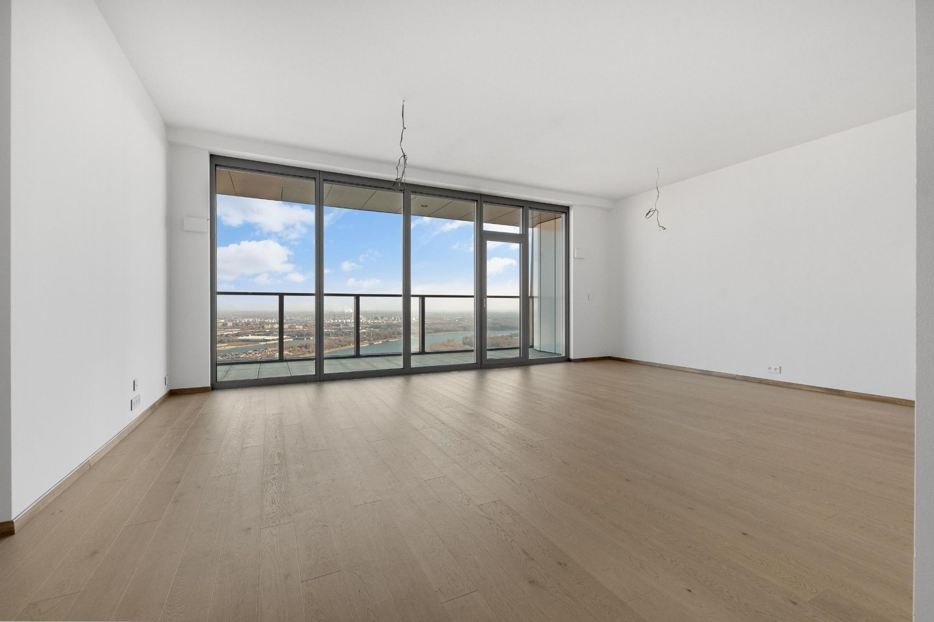 NUERA︱EUROVEA TOWER - Penthouse 2-bed. apt. east view, 44th